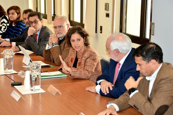 Salud y sociedad científica acuerdan la elaboración de un informe definitivo que servirá de hoja de ruta