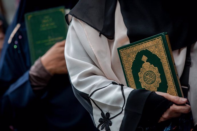 27 January 2023, Malaysia, Kuala Lumpur: Two women from a Malaysian Islamist group hold copies of the Qurans while participating in a peaceful rally in front of the Dutch embassy protesting the desecration of a Quran by Rasmus Paludan, a right-wing Dutc