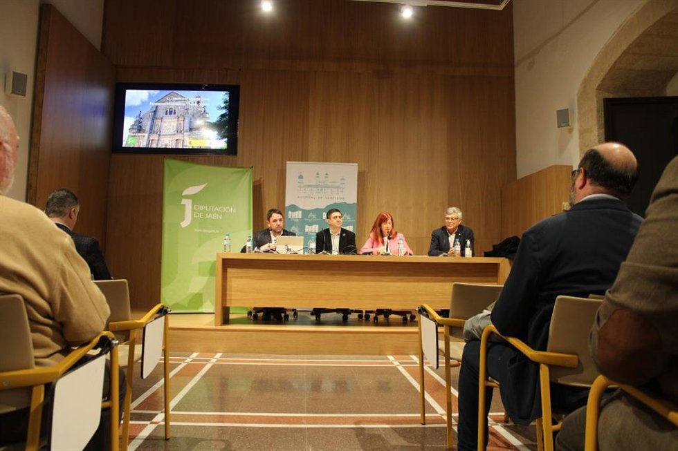 Reyes participa en Úbeda (Jaén) en la presentación de una obra sobre el tipo de piedra usada en monumentos de La Loma