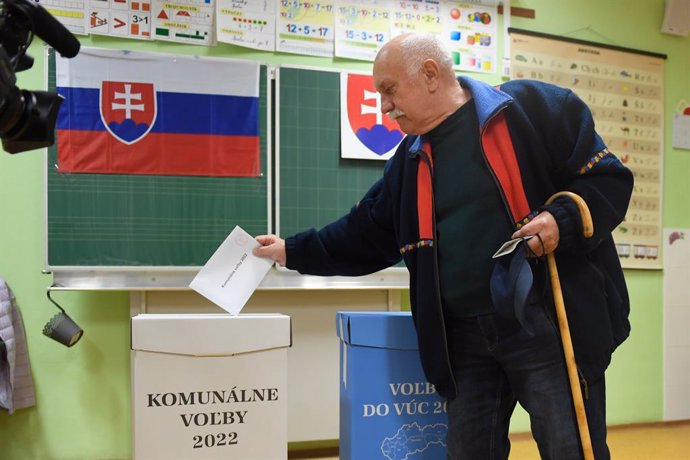 Archivo - 29 October 2022, Slovakia, Kooice: A man casts his vote at the Za Hroncova polling station in the first combined elections to the bodies of self-governing municipalities and self-governing regions. Around 4.4 million eligible voters are called