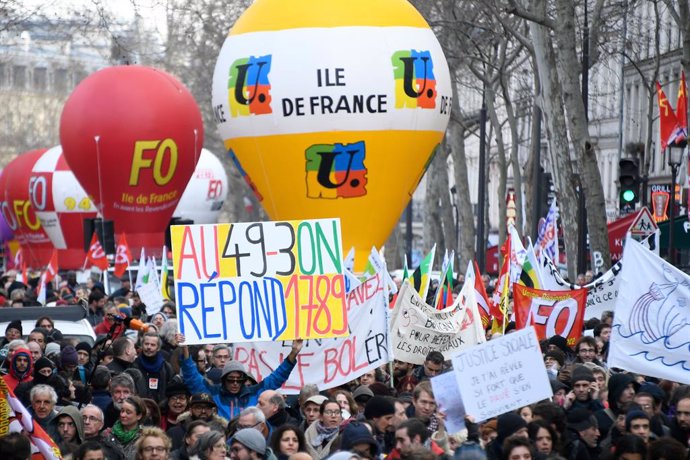 Archivo - 03 March 2020, France, Paris: People hold balloons and placards as they take part in a protest against the planned pension reform by French President Macron. Photo: Bertrand Guay/AFP/dpa
