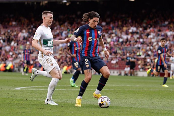 Archivo - Hector Bellerin of FC Barcelona and Clerc of Elche CF action during the La Liga match between FC Barcelona and Elche CF at Spotify Camp Nou Stadium in Barcelona, Spain, on September 17th, 2022.
