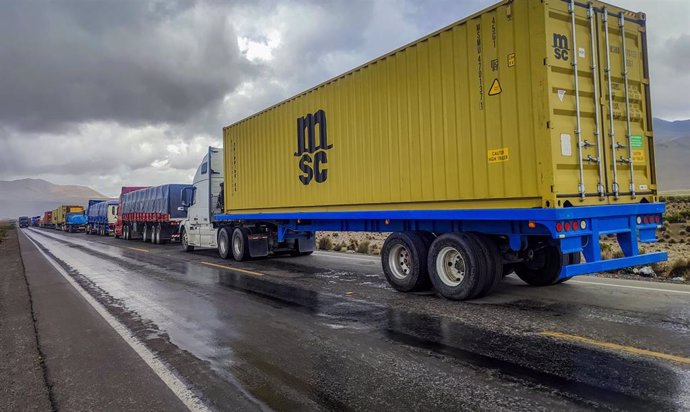 Camiones de Bolivia cruzan la frontera con Chile