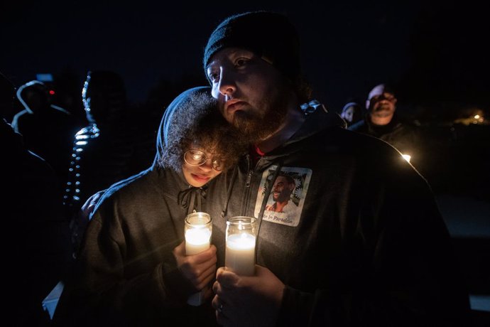 30 January 2023, US, Sacramento: People attend a candlelight vigil for Tyre Nichols. On 07 January 2023, five police officers from the Memphis Police Department severely beat 29-year-old Tyre Nichols during a traffic stop in Memphis, Tennessee. Nichols 