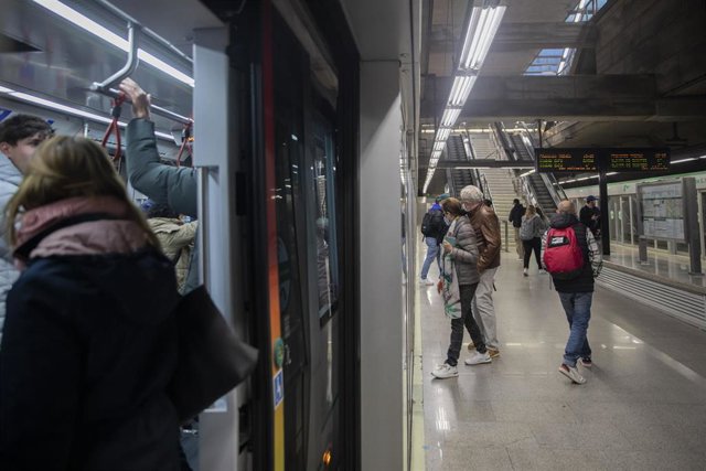 Pasajeros en la estación de metro Prado de San Sebastián. 