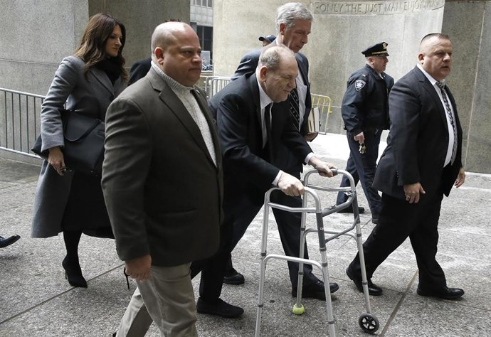Archivo - : El productor estadounidense Harvey Weinstein llega al tribunal para iniciar el juicio en el que se le acusa de violación y agresión sexual. 