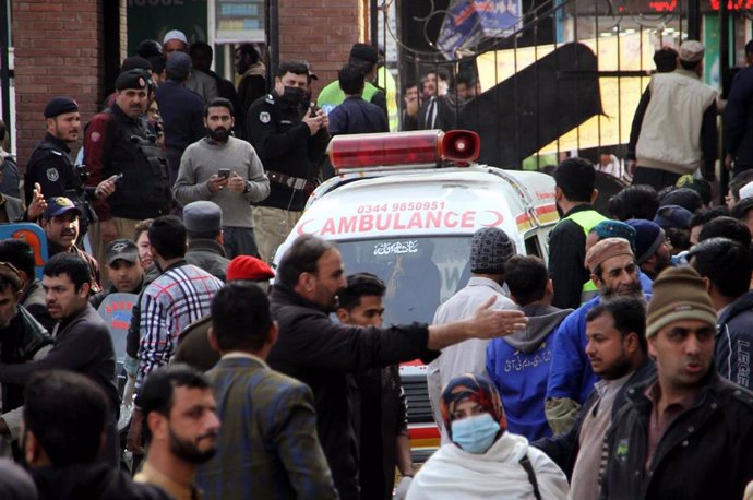 La salida de un hospital de Peshawar (Pakistán) donde se encuentran las víctimas del atentado suicida en una mezquita que s eha cobrado la vida de un centenar de personas