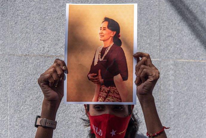 Archivo - Arxivo - Un manifestant sosté un retrat d'Aung San Suu Kyi durant una manifestació davant l'ambaixada de Myanmar a Bangkok.