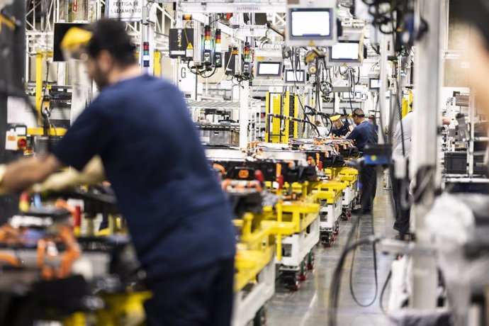 Archivo - Varios empleados en la planta automovilística de Stellantis Zaragoza.