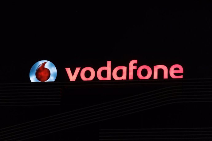 Archivo - Logo de la empresa de Vodafone encendido, a 10 de agosto de 2022, en Madrid (España). Hoy entran en vigor las primeras medidas del Plan de medidas de Ahorro y Eficiencia Energética de la Administración General del Estado (AGE). Una de ellas es