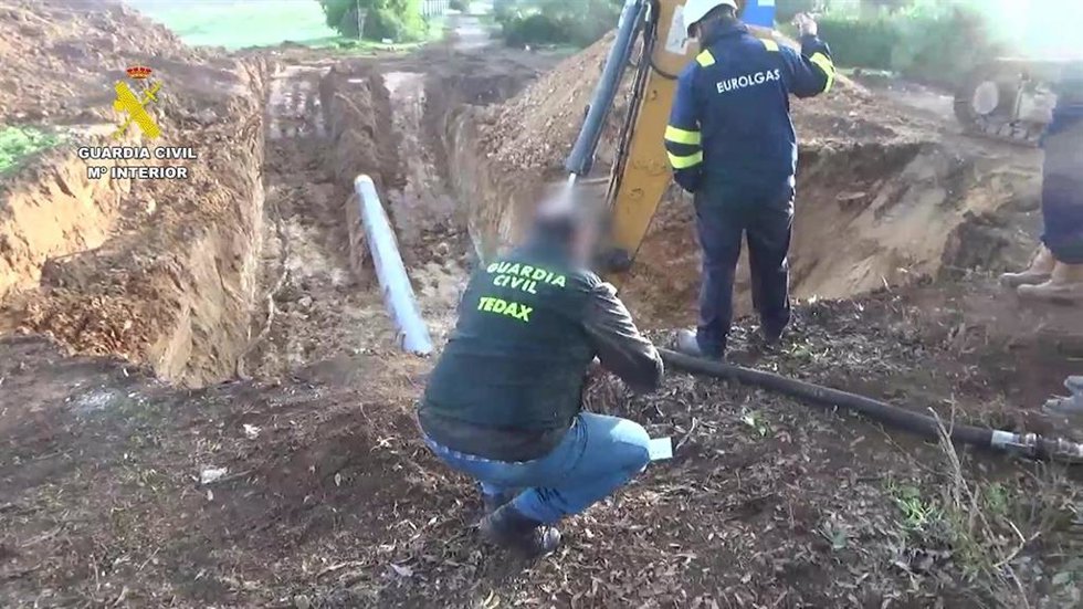 La Guardia Civil inspecciona el oleoducto objeto del robo