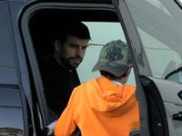 Gerard Piqué, muy serio y concentrado en su móvil en su última 'visita' a la casa de Shakira