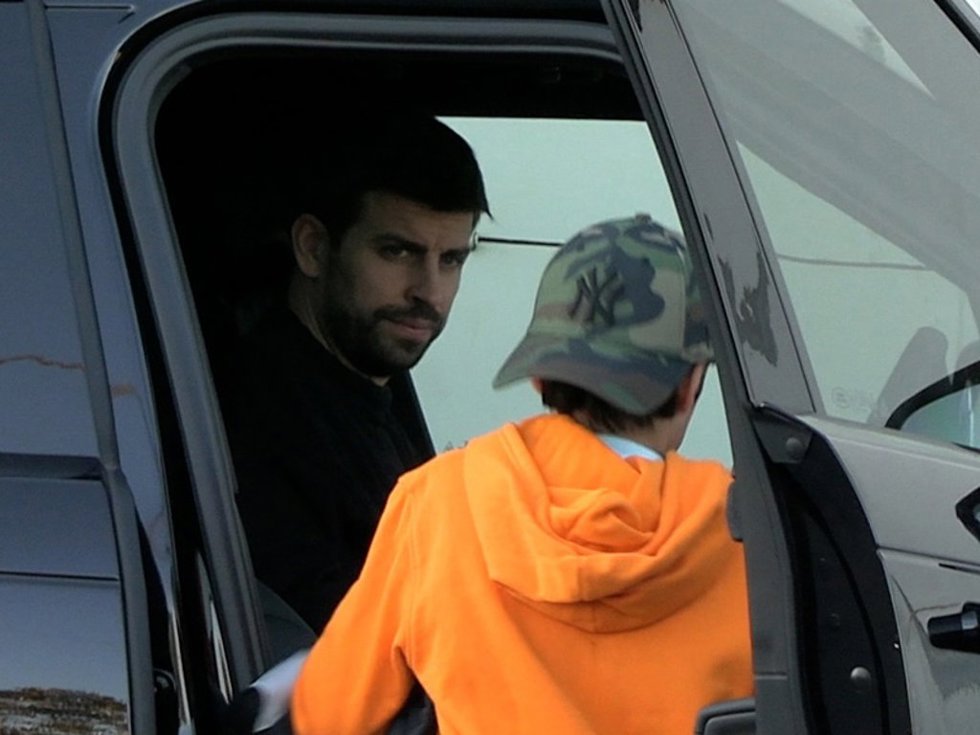 Gerard Piqué recogiendo a sus hijos en la casa de Shakira