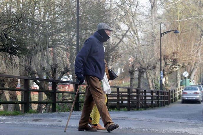 Archivo - Un hombre con bastón camina por el Parque Dos Condes donde su laguna se ha congelado por las bajas temperaturas en Monforte de Lemos, a 26 de enero de 2022, en Lugo, Galicia (España). 