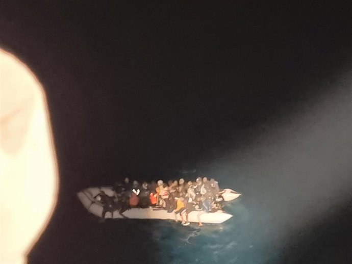 Neumática rescatada por Salvamar Nizar a 40 millas al sur de Gran Tarajal, en la isla de Fuerteventura