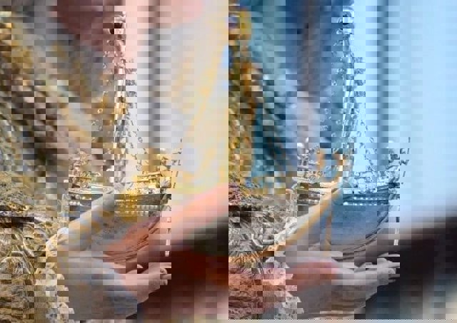 Detalle del barquito que porta la Virgen de la Consolación de la hermandad de La Sed