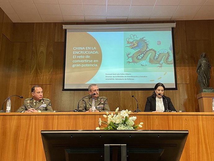 Un momento de la conferencia impartida por el coronel Calvo.