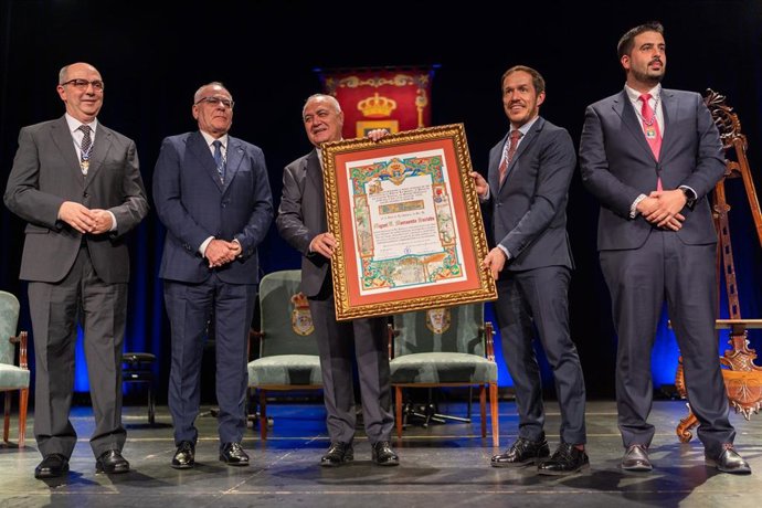 El exdirector del Pevolca, Miguel Ángel Morcuende (c), con el título de Hijo Adoptivo de La Palma