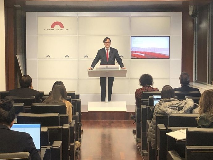 El primer secretario del PSC, Salvador Illa, anuncia un acuerdo de Presupuestos con el Govern en una rueda de prensa en el Parlament.
