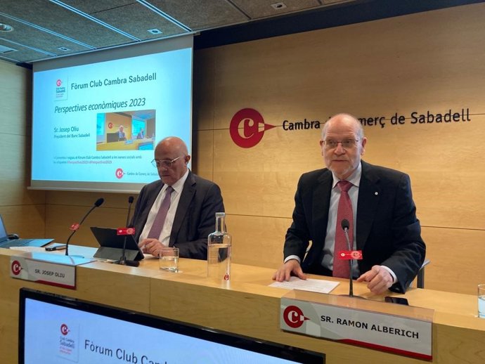 El presidente de Banco Sabadell, Josep Oliu, y el presidente de la Cámara de Sabadell (Barcelona), Ramon Alberich
