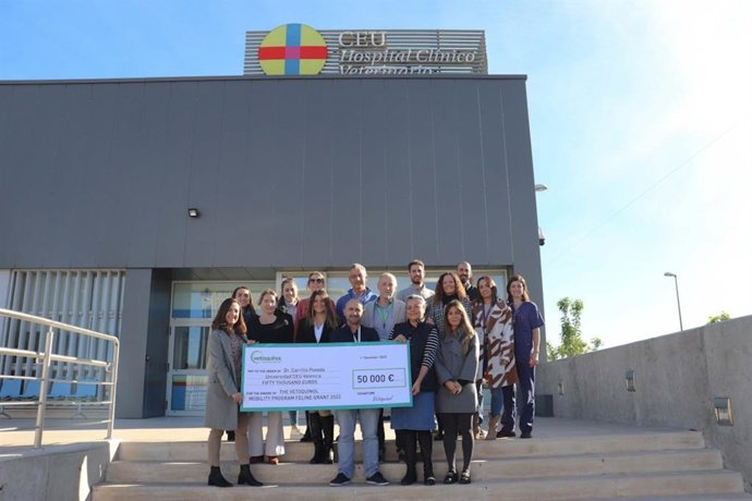 El profesor José María Carrillo y el equipo investigador premiado con la Feline Grant 2022, en el Hospital Clínico Veterinaria de la CEU UCH. 