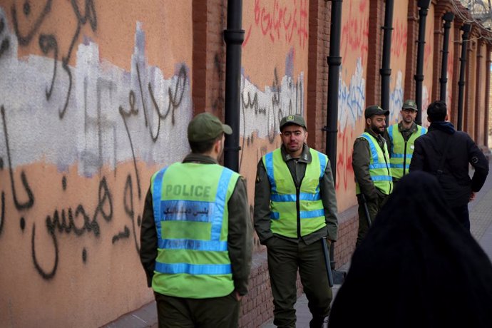 Agentes de la Policía de Irán en los alrededores de la Embajada de Francia en Teherán