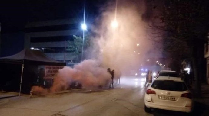 Humo a las puertas de Aspla, donde siguen concentrados los trabajadores en huelga