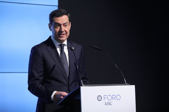 El presidente de la Junta de Andalucía, Juanma Moreno, interviene durante el Foro ABC de Sevilla, a 1 de febrero de 2023 en Sevilla (Andalucía, España). El presidente de la Junta, Juanma Moreno, interviene en el Foro ABC de Sevilla, donde pronunciará la
