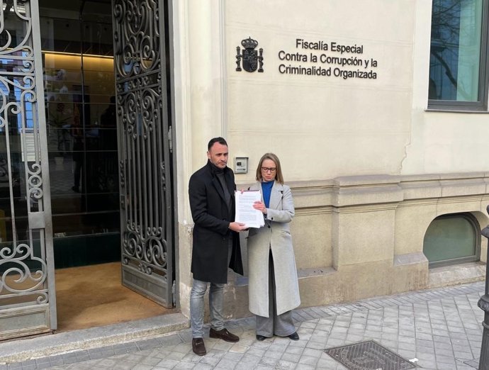 El candidato de Podemos a la Alcaldía de Madrid, Roberto Sotomayor, junto a Carolina Alonso en la Fiscalía Anticorrupción