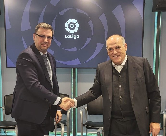 Michal Lange, vicepresidente del Comité Organizador de los Juegos Europeos, y el presidente de LaLiga, Javier Tebas.