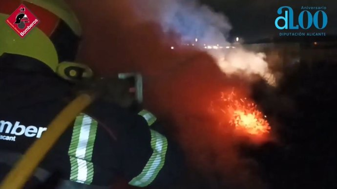 Extingeixen un incendi de vegetació a Elx que va parar el trnsit ferroviari més d'una hora