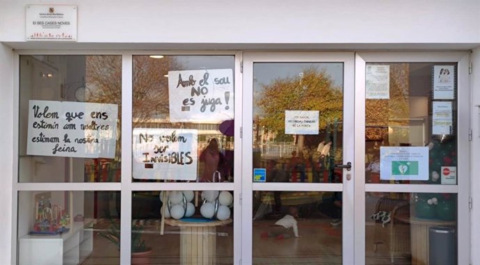 Carteles de protesta colocados por los trabajadores en la 'escoleta' de Ses Cases Noves.