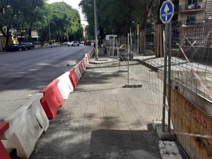Obras de mejora en el acerado de la avenida Alcalde Juan Fernández.