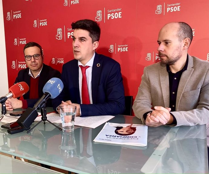 El portavoz del Grupo Socialista de Santander y candidato a la Alcaldía, Daniel Fernández, acompañado de dos concejales del PSOE