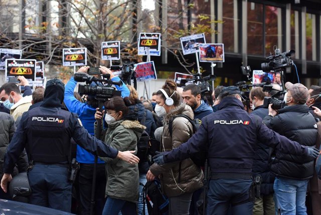 Archivo - Varios agentes en una concentración de sindicatos policiales contra la reforma de la 'ley mordaza'
