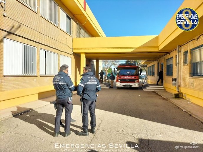 Bomberos intervienen en un incendio de cuadro eléctrico en el CEIP Alberto Einstein, en Pino Montano.