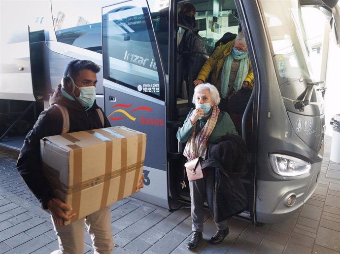 Una mujer baja de un autobús de la estación sur, a 26 de enero de 2023, en Madrid (España). Durante una entrevista, la portavoz del Ejecutivo ha informado que después del seguimiento y análisis de la última fase de la incidencia tras la apertura de fron