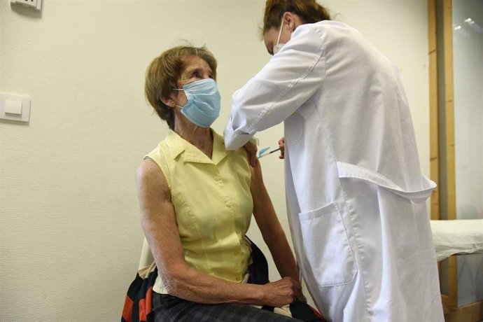 Archivo - Una mujer recibe una vacuna.