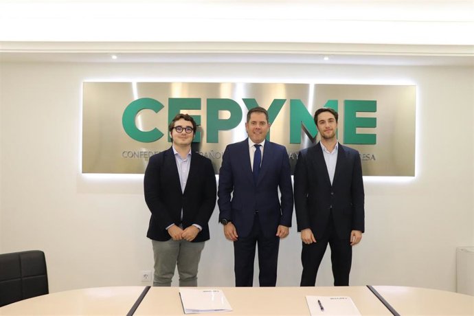 De izda a dcha: el fundador y director ejecutivo de Deale, Gerard García; el presidente de Cepyme, Gerardo Cuerva; y el cofundador y responsable de Desarrollo de negocio internacional de Deale, Oriol Ferrán.