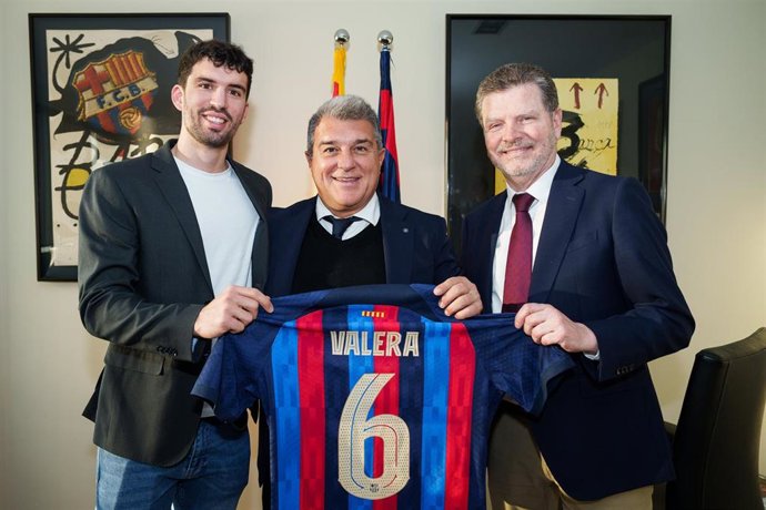 El 'Hispano' Pol Valera, en la firma de su contrato junto al presidente del FC Barcelona, Joan Laporta, ficha por el Bara hasta 2026