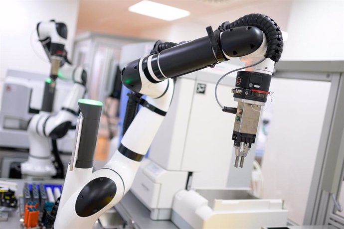 Archivo - 13 December 2021, Schleswig-Holstein, Bad Oldesloe: A robot is seen inside the laboratory of the Asklepios Clinic in Bad Oldesloe after their introduction as the first autonomous laboratory system that operates almost entirely without human in