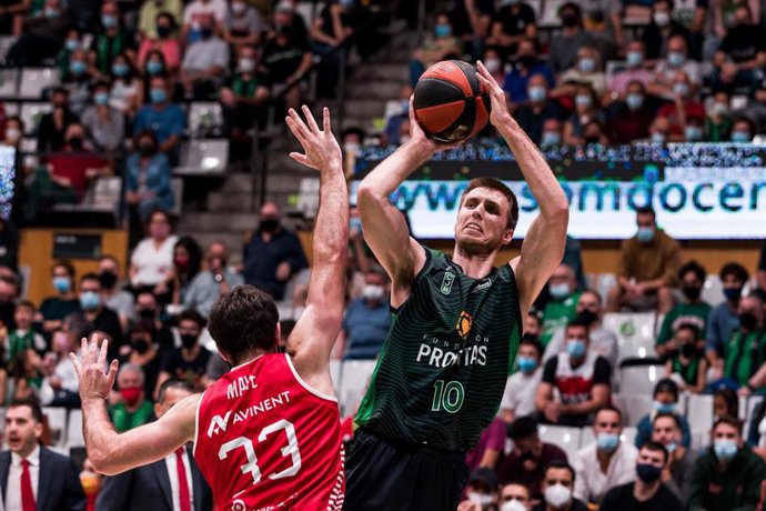 Archivo - Vladimir Brodziansky of Club Joventut Badalona shoots over Luke Maye of Baxi Manresa  during the ACB Liga Endesa  match between Club Joventut Badalona and Baxi Manresa at Palau Olimpic de Badalona on October 09, 2021 in Badalona, Barcelona, Sp