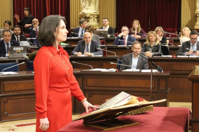 La diputada Vanessa Díaz prometiendo su cargo.