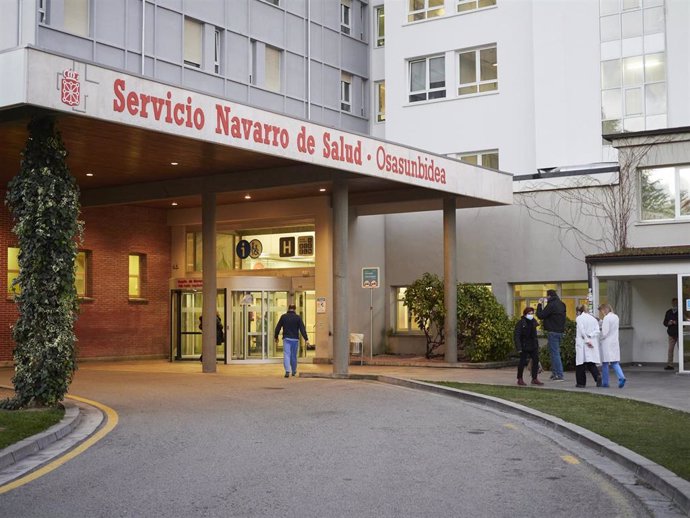 Entrada del Hospital Universitario de Navarra, en el día en que comienza la huelga indefinida de médicos, en el Complejo Hospitalario de Navarra, a 1 de febrero de 2023, en Pamplona, Navarra, (España). Navarra afronta desde hoy en el Servicio Navarro de