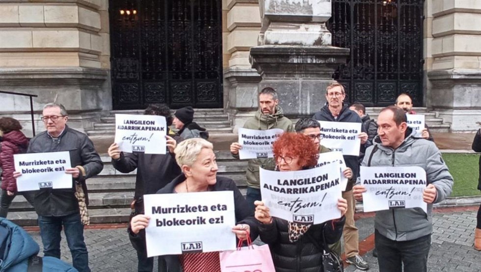 Concentración de LAB ante la Diputación foral de BIzkaia.