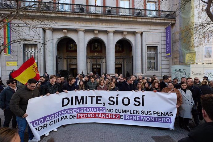 Cargos de la cúpula del PP se concentran para pedir la dimisión de la ministra de Igualdad por ley del 'sí es sí' frente al Ministerio de Igualdad