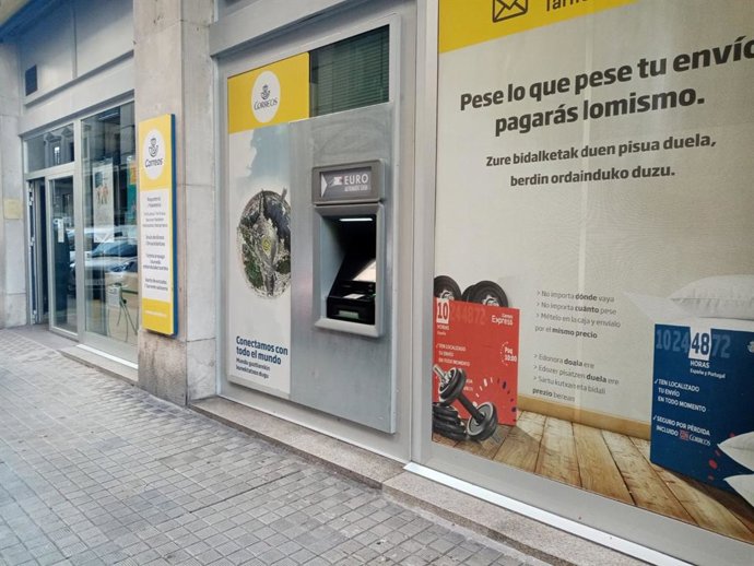 Archivo - Cajero en la oficina de Correos de Pamplona