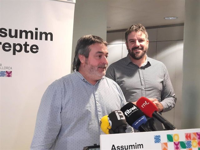 El diputado de MÉS Joan Mas 'Collet' y el coordinador de MÉS per Mallorca y candidato de la formación al Govern, Lluis Apesteguia, durante la rueda de prensa.