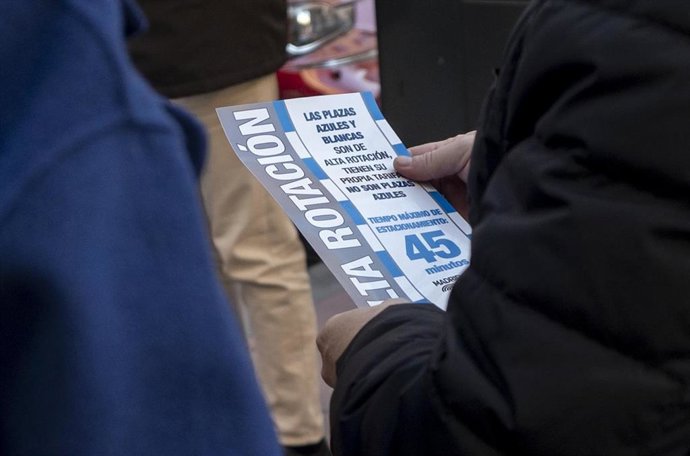 Archivo - Un cartel de la inauguración de las primeras plazas del Servicio de Estacionamiento Regulado (SER) de alta rotación