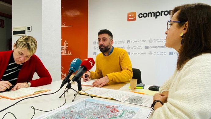 El portavoz municipal de Compromís, Pere Fuset; la síndica de Les Corts y número dos de la lista por Valncia, Papi Robles, y la concejala de Vivienda, Isabel Lozano.